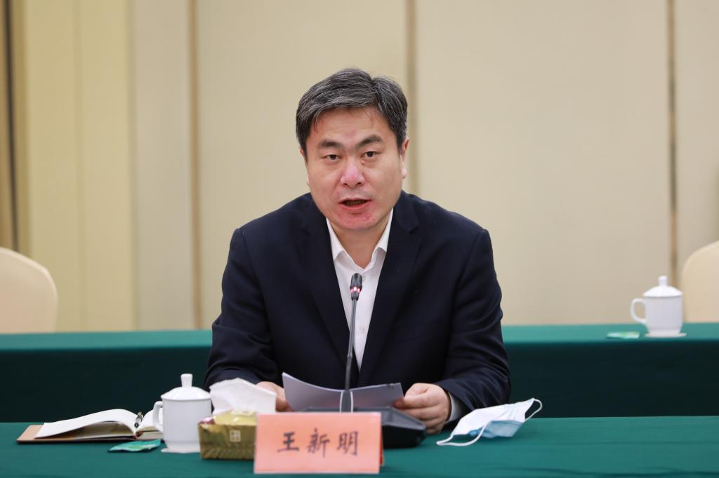 潘志明副校长和王新明局长签订了战略合作协议.