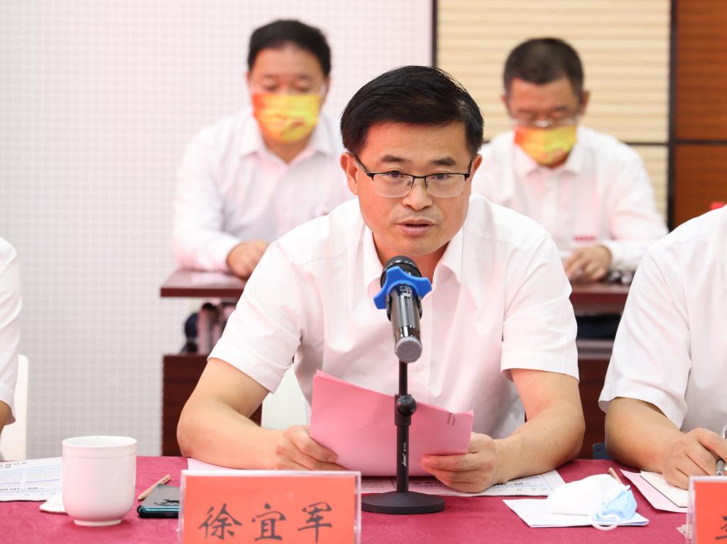 签约仪式前,郭照冰副校长陪同徐宜军局长一行参观了建筑工程学院结构